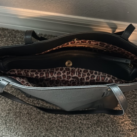 Black tote purse - Picture 2 of 3